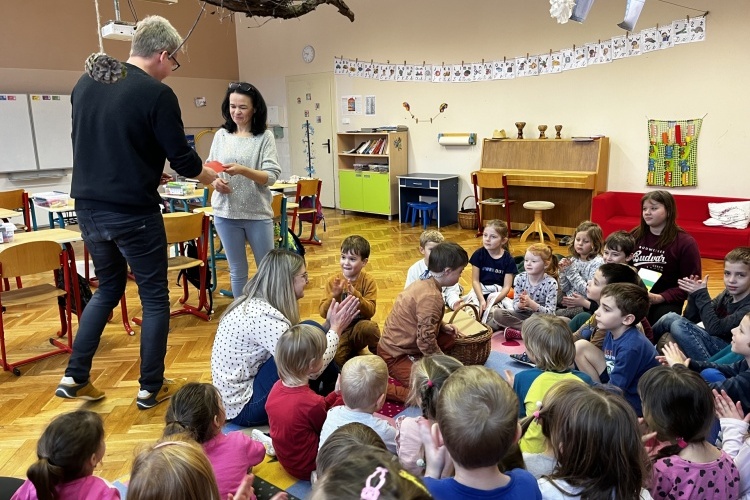 Děti předaly dárek Jožinkovi