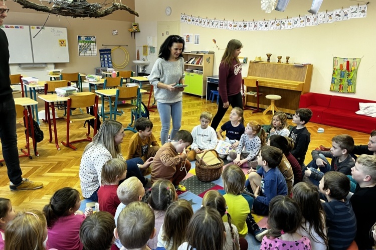 Děti předaly dárek Jožinkovi