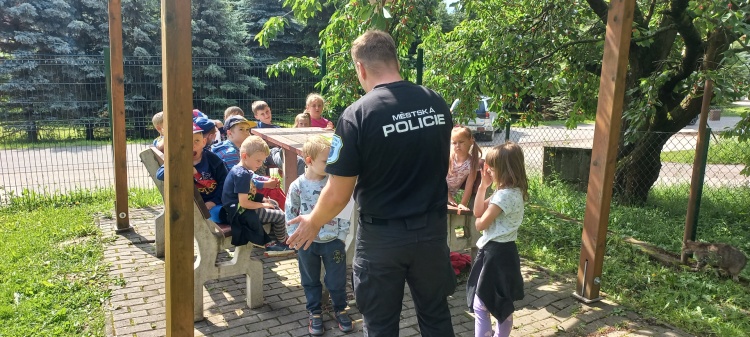 Městská policie pro nás na hřišti:-)