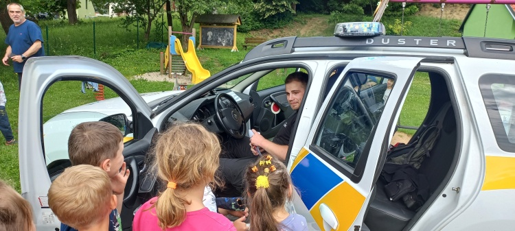 Městská policie pro nás na hřišti:-)